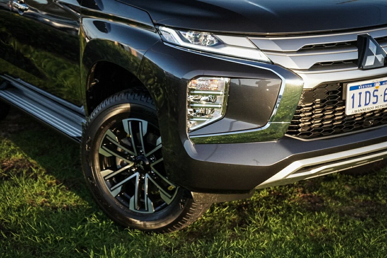 Mitsubishi Pajero Sport image 2
