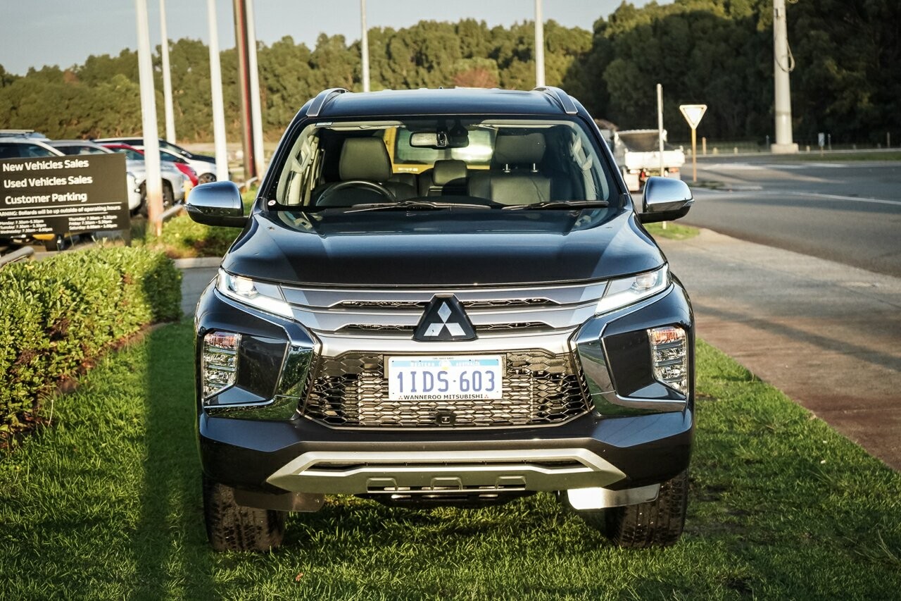 Mitsubishi Pajero Sport image 3