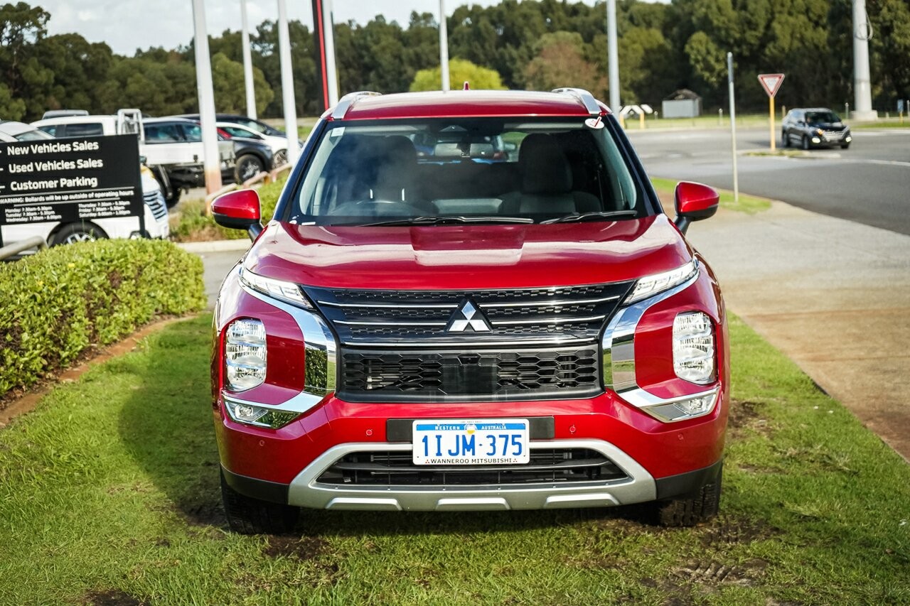 Mitsubishi Outlander image 2