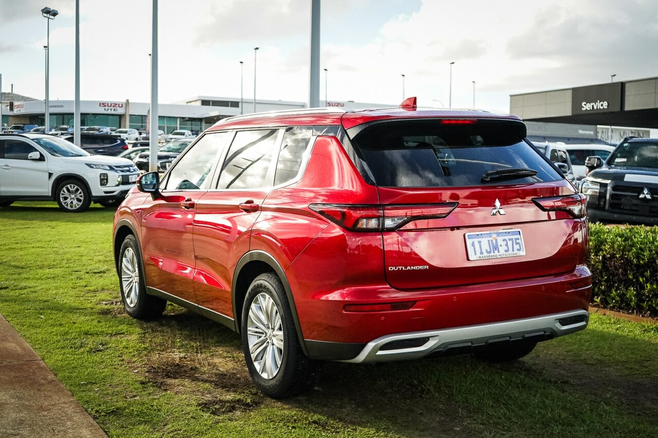 Mitsubishi Outlander image 4