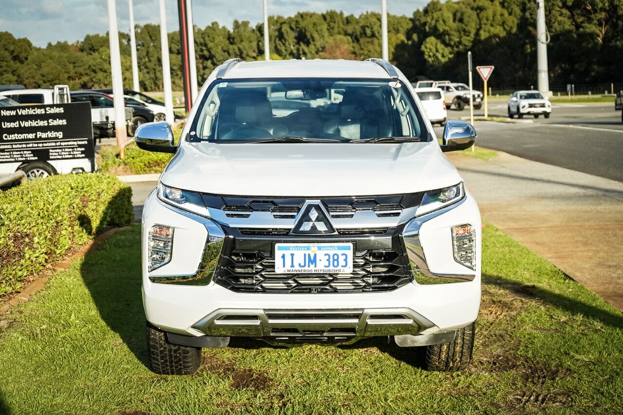 Mitsubishi Pajero Sport image 2