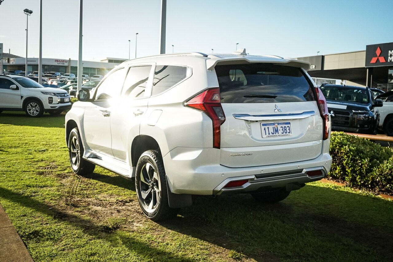 Mitsubishi Pajero Sport image 3