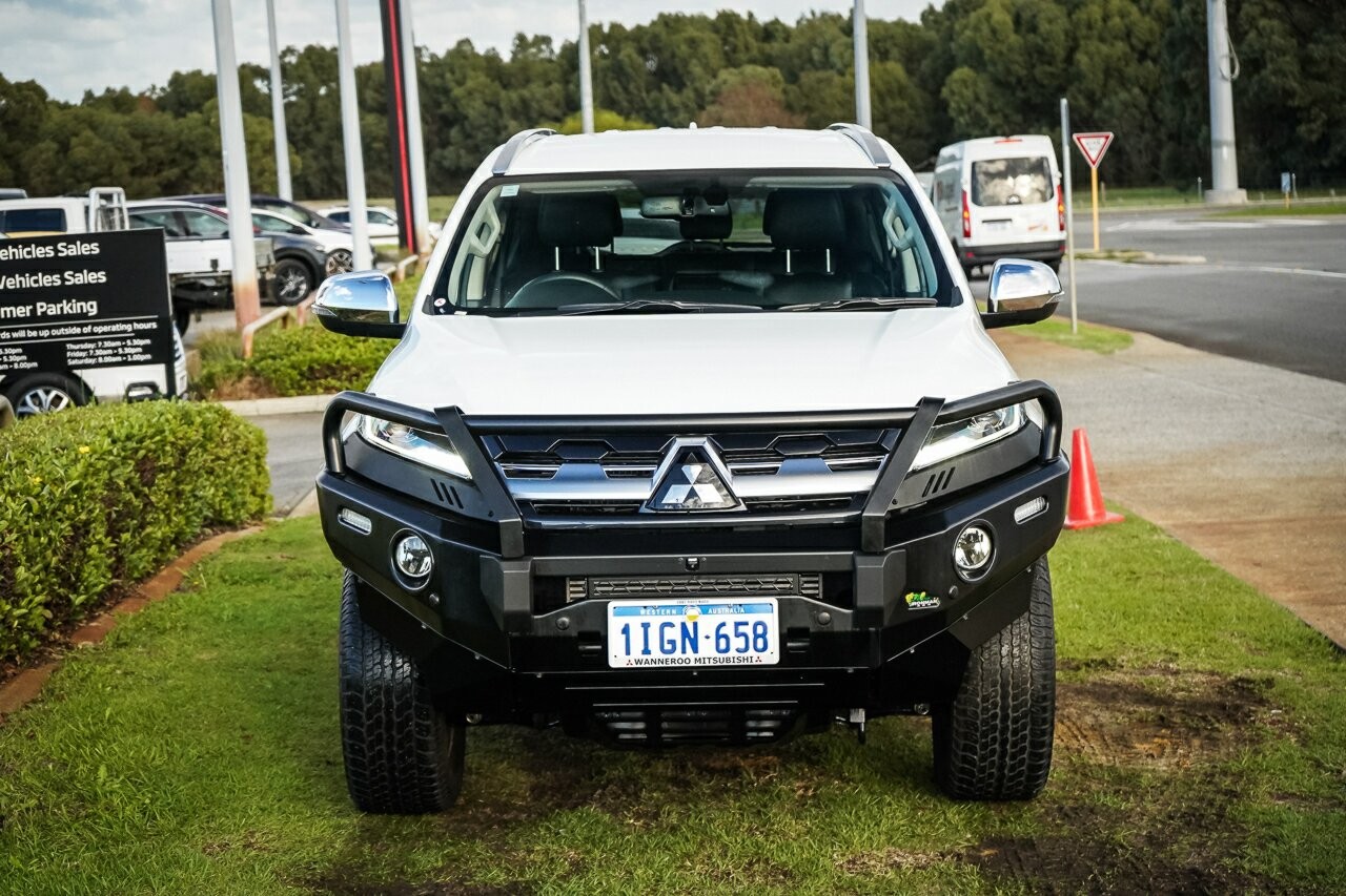 Mitsubishi Pajero Sport image 2