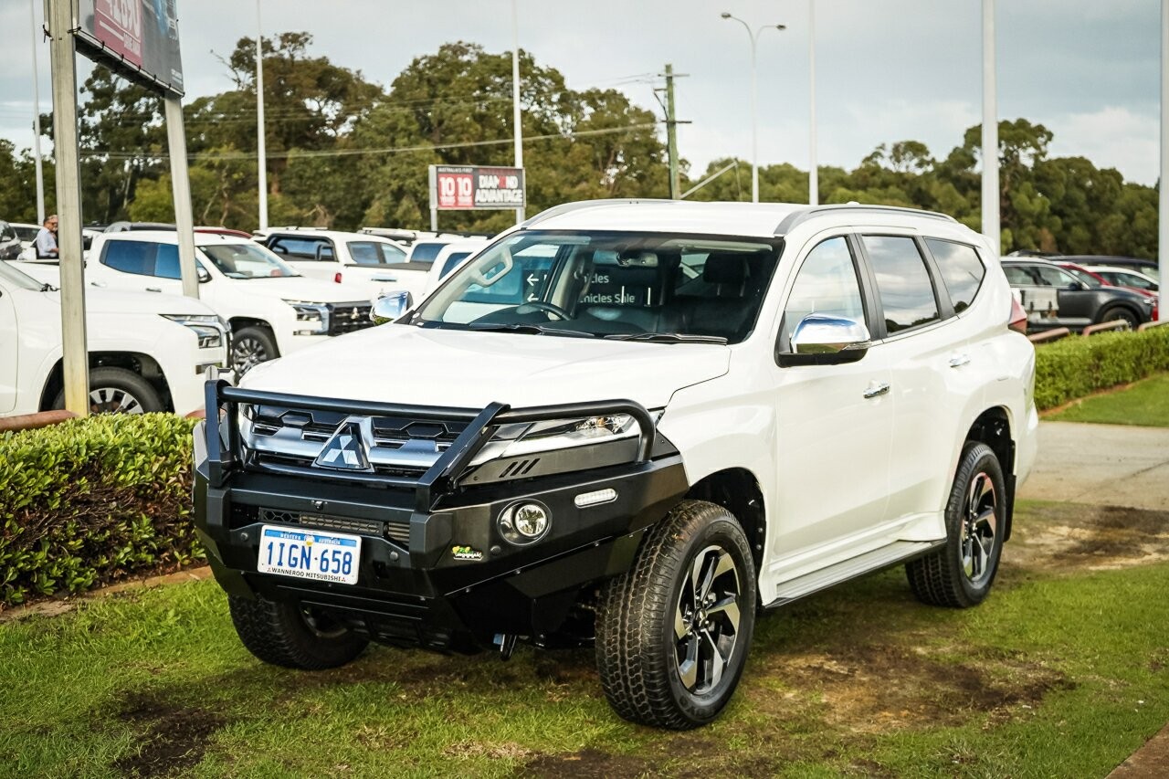 Mitsubishi Pajero Sport image 3