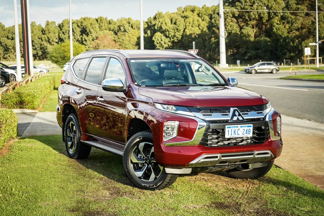 Mitsubishi Pajero Sport image 1