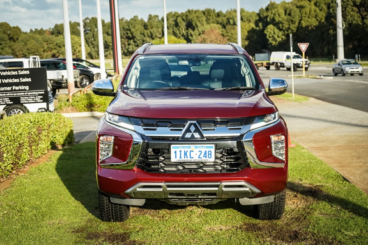 Mitsubishi Pajero Sport image 2