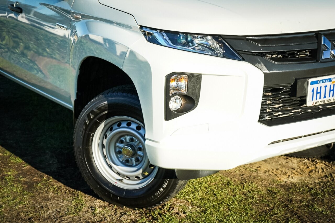 Mitsubishi Triton image 2