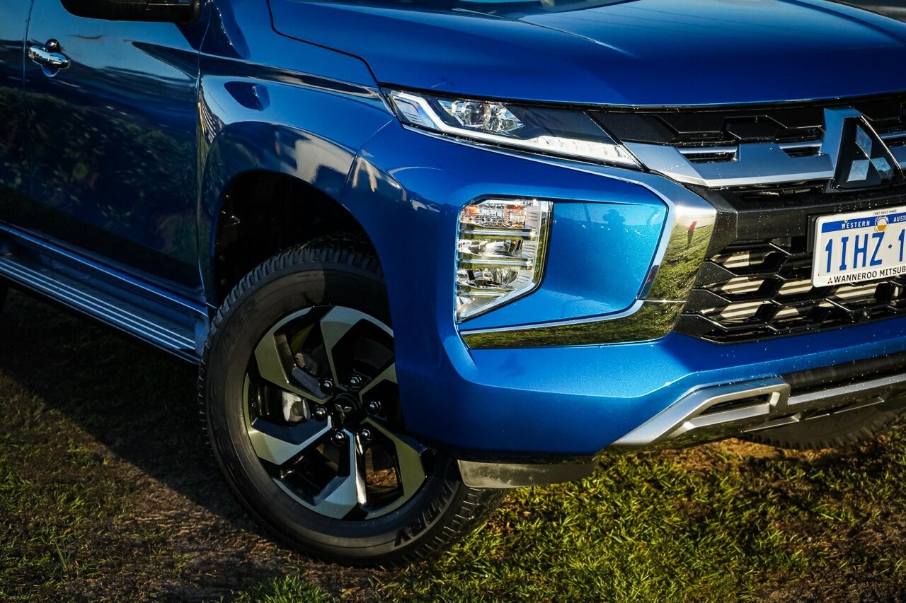 Mitsubishi Pajero Sport image 2