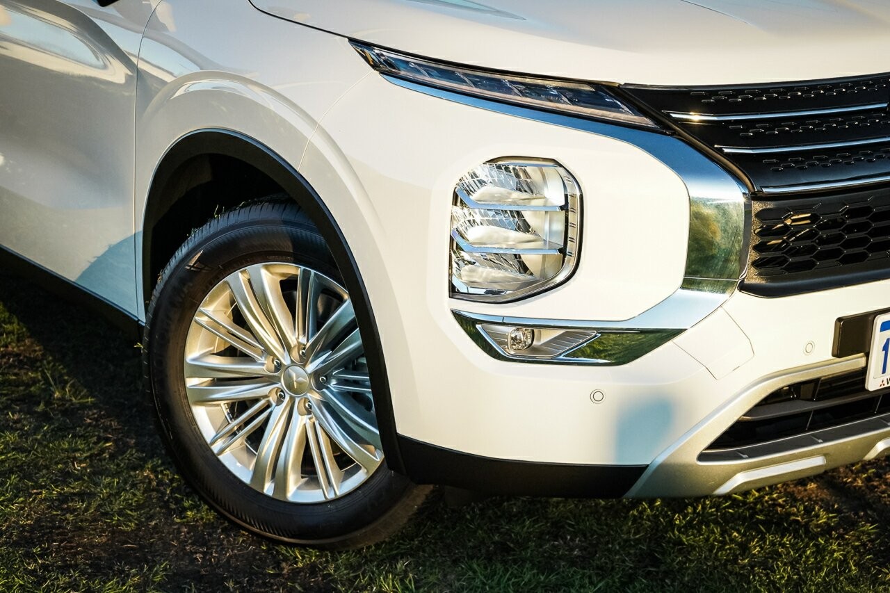Mitsubishi Outlander image 2