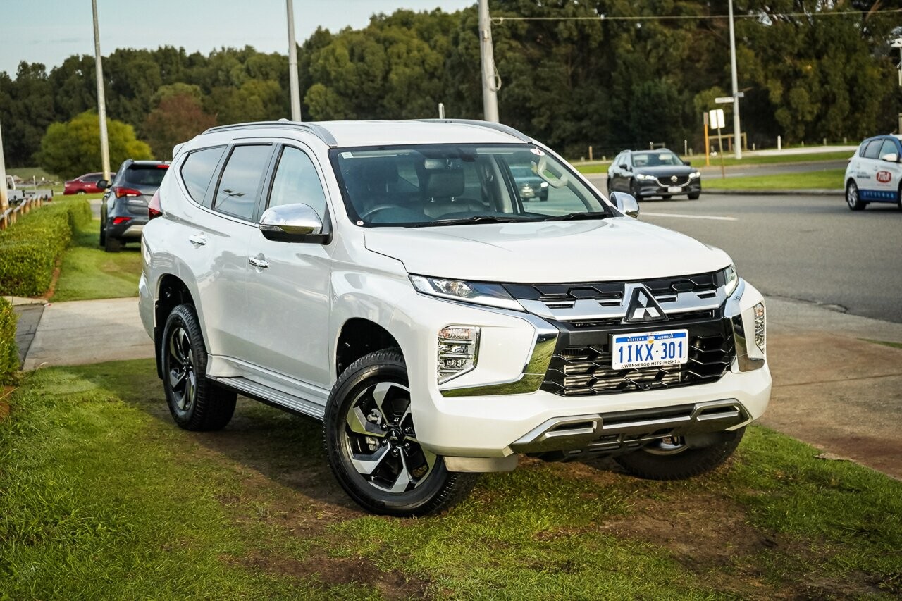 Mitsubishi Pajero Sport image 1