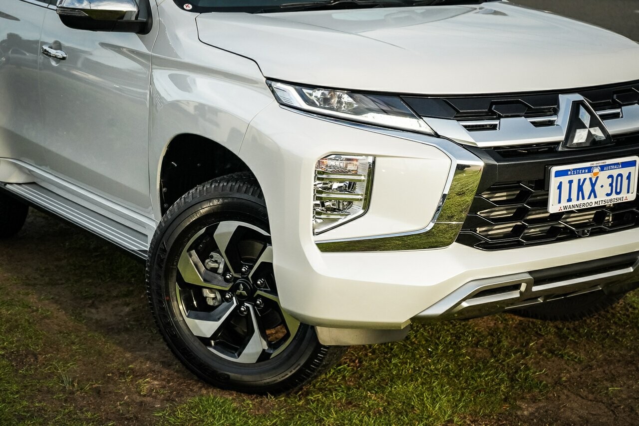 Mitsubishi Pajero Sport image 2