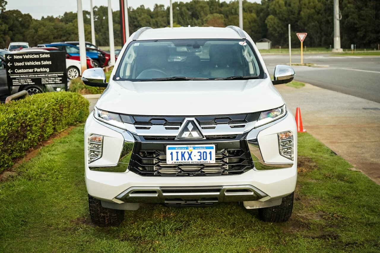 Mitsubishi Pajero Sport image 3