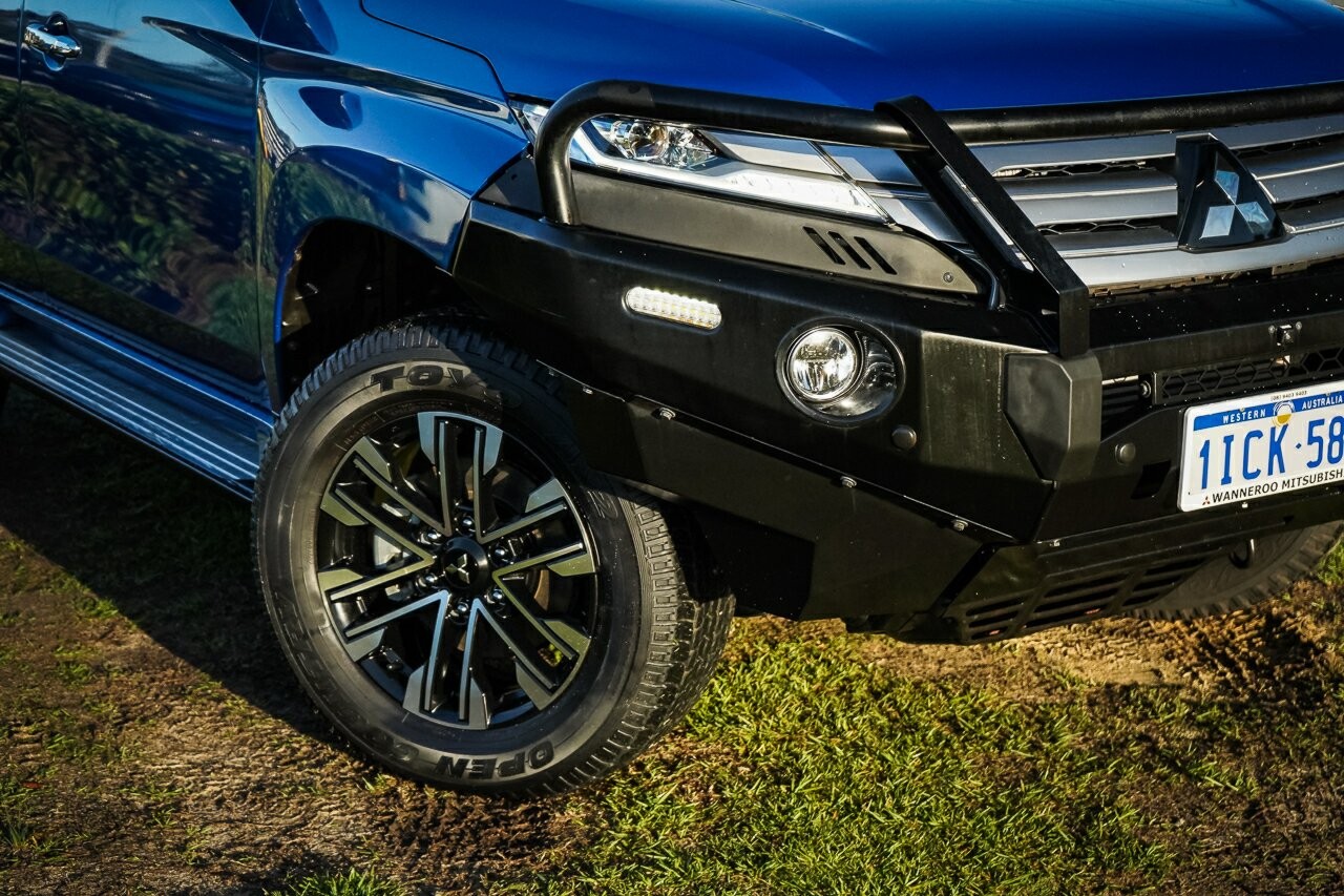Mitsubishi Pajero Sport image 2