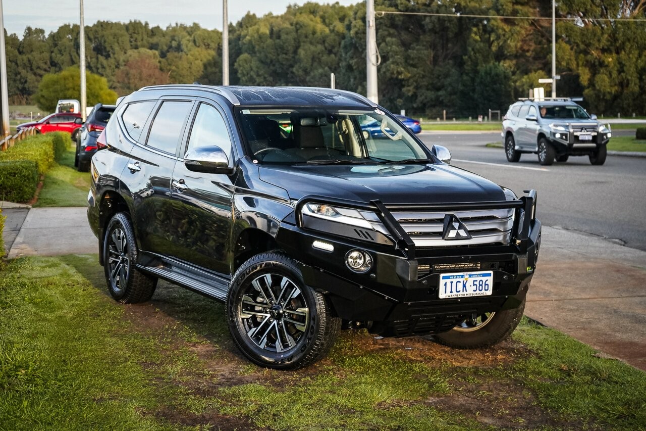 Mitsubishi Pajero Sport image 1