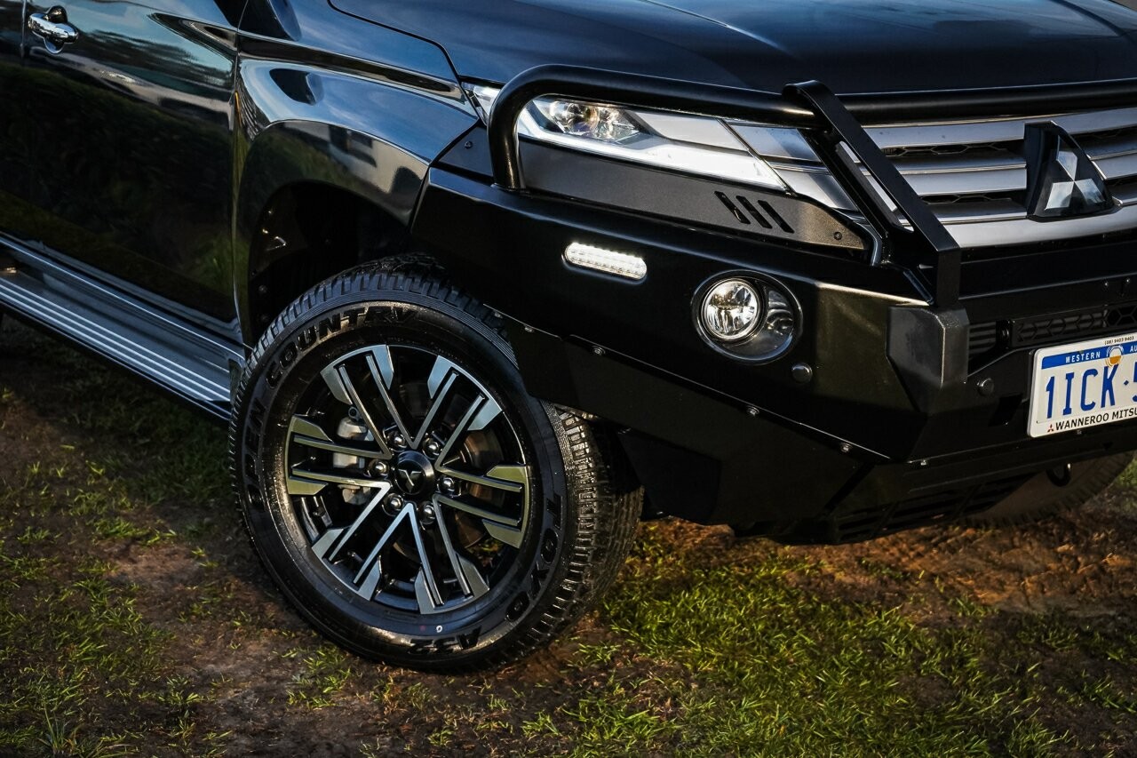 Mitsubishi Pajero Sport image 2