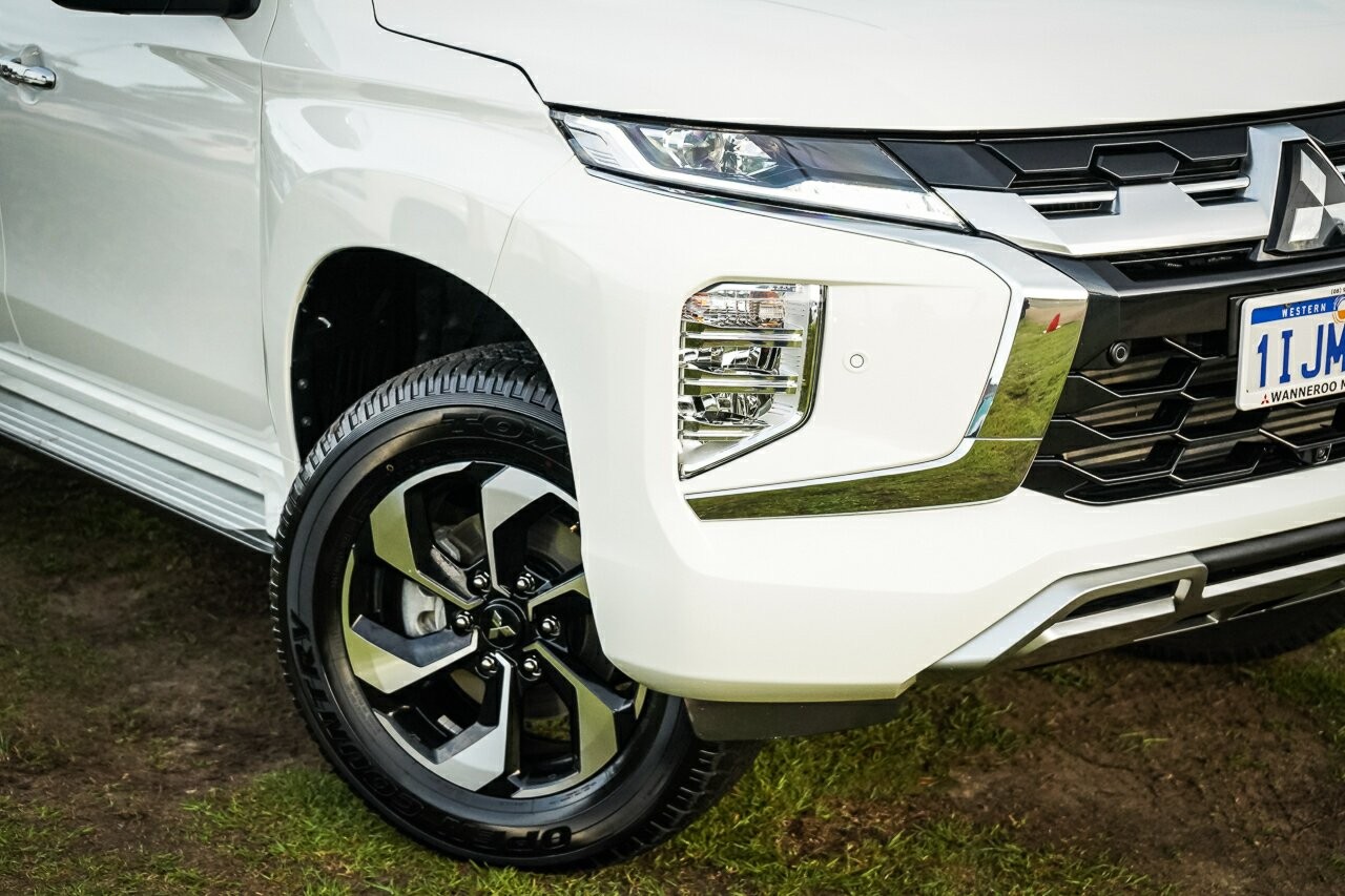 Mitsubishi Pajero Sport image 2