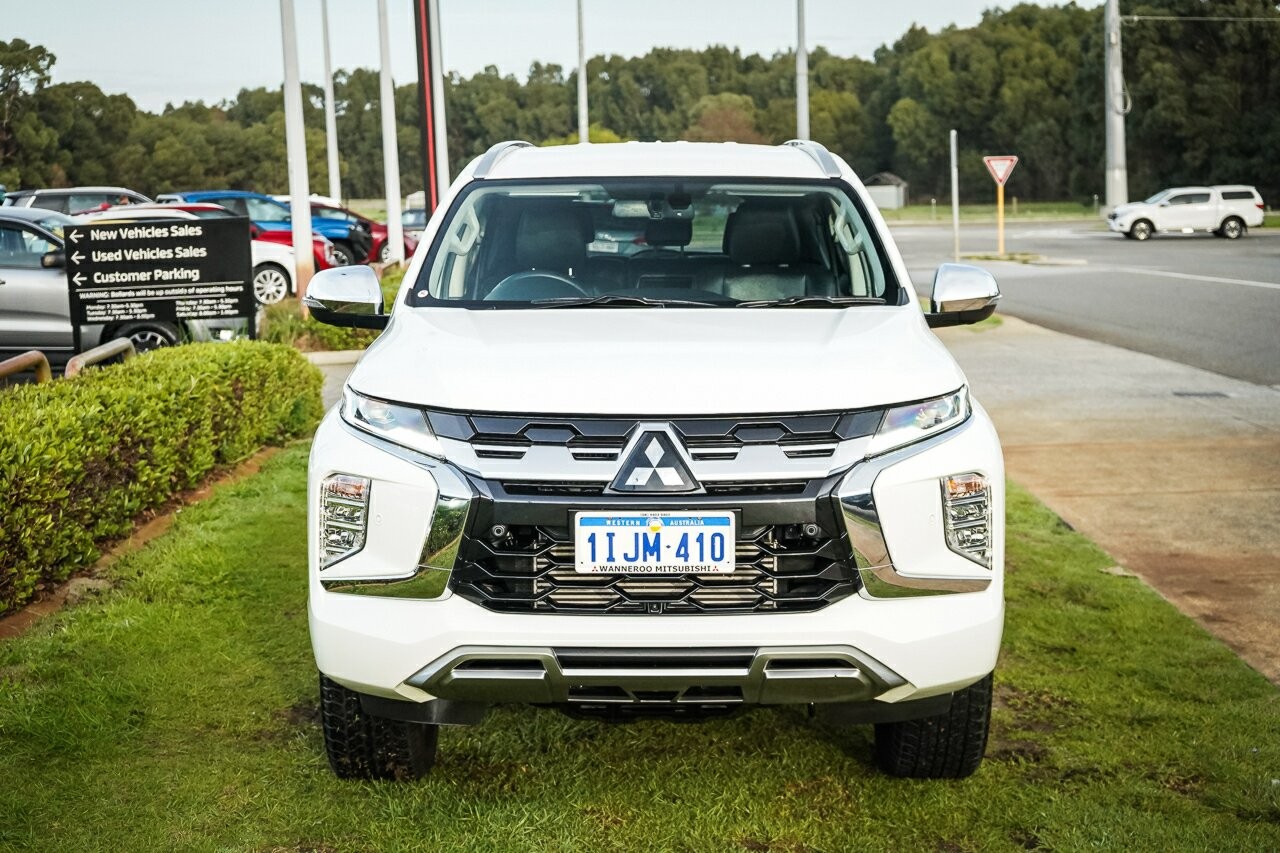 Mitsubishi Pajero Sport image 3
