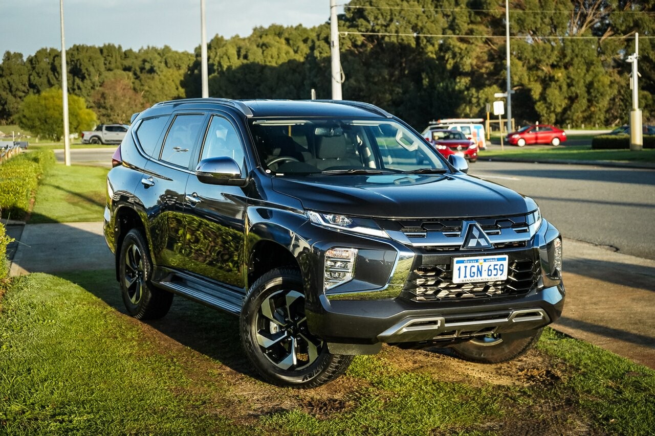 Mitsubishi Pajero Sport image 1