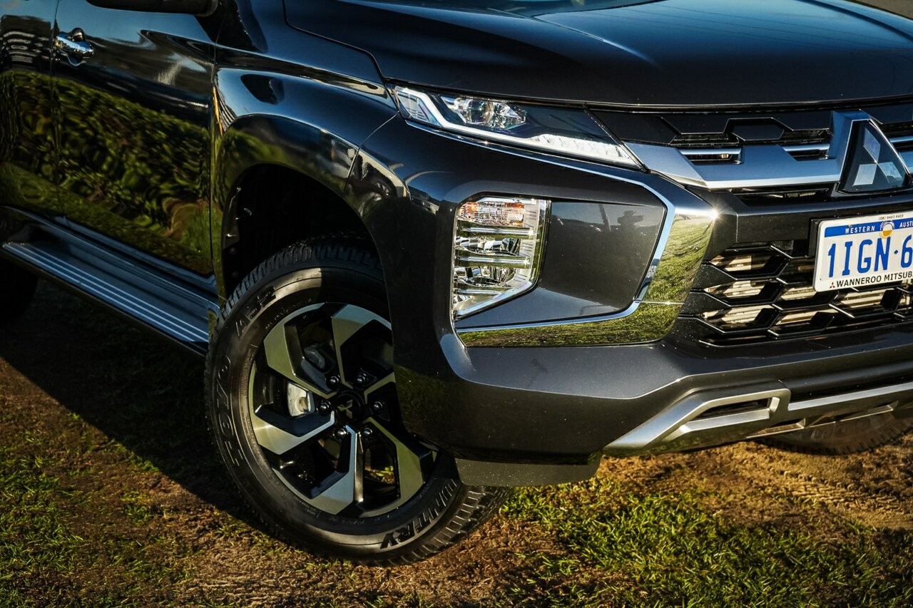 Mitsubishi Pajero Sport image 2