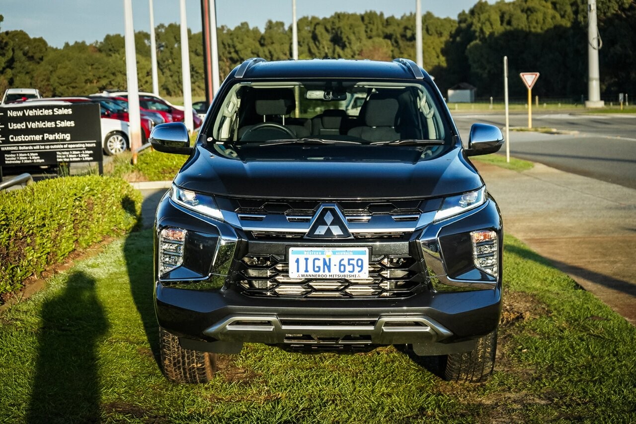 Mitsubishi Pajero Sport image 3