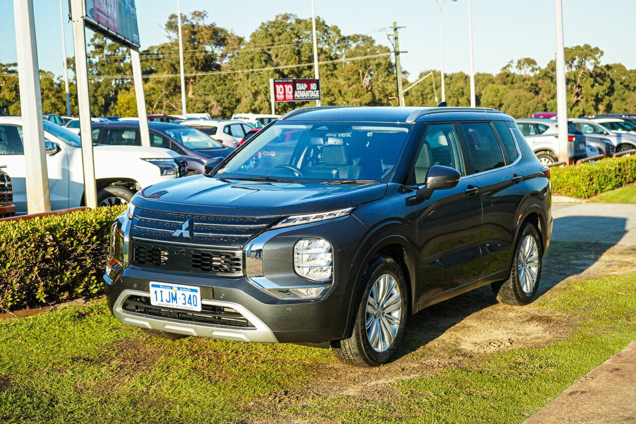 Mitsubishi Outlander image 2