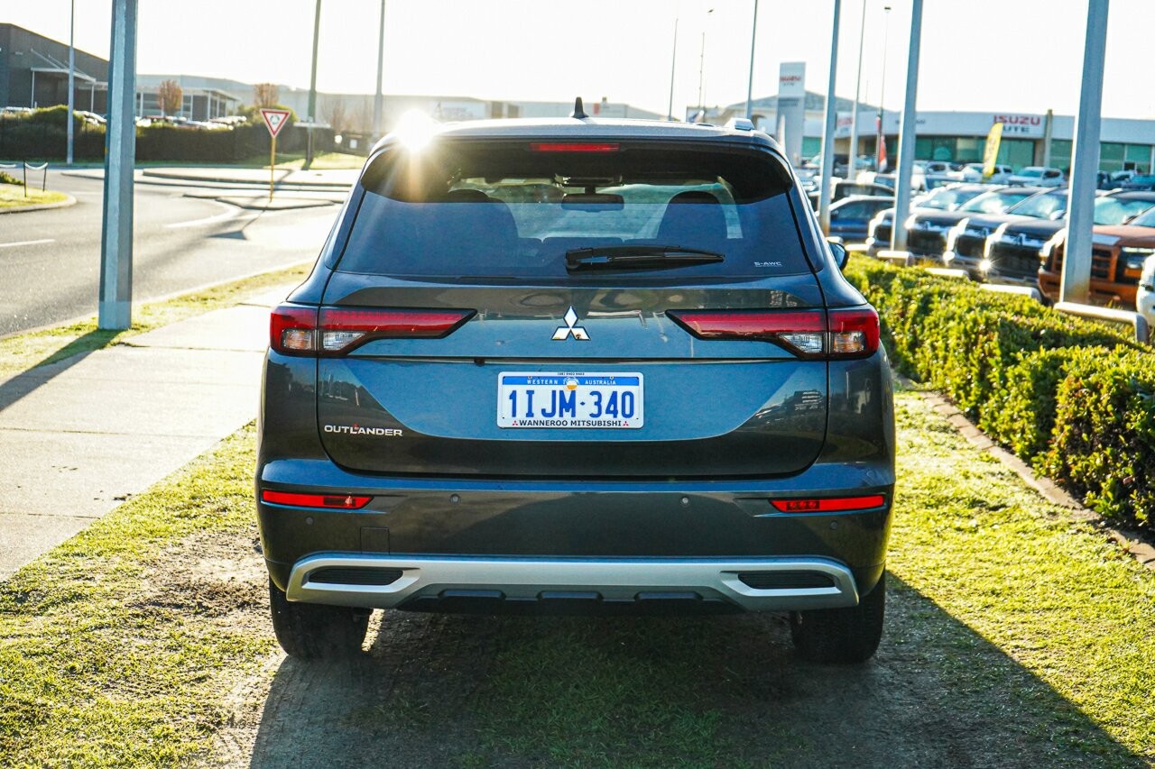 Mitsubishi Outlander image 4