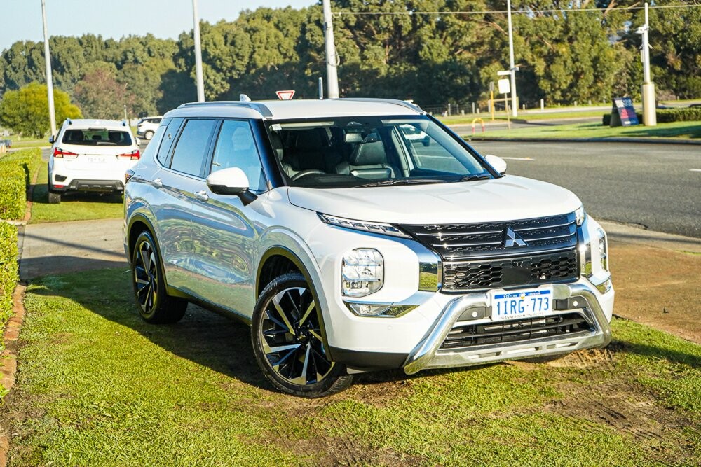Mitsubishi Outlander image 1