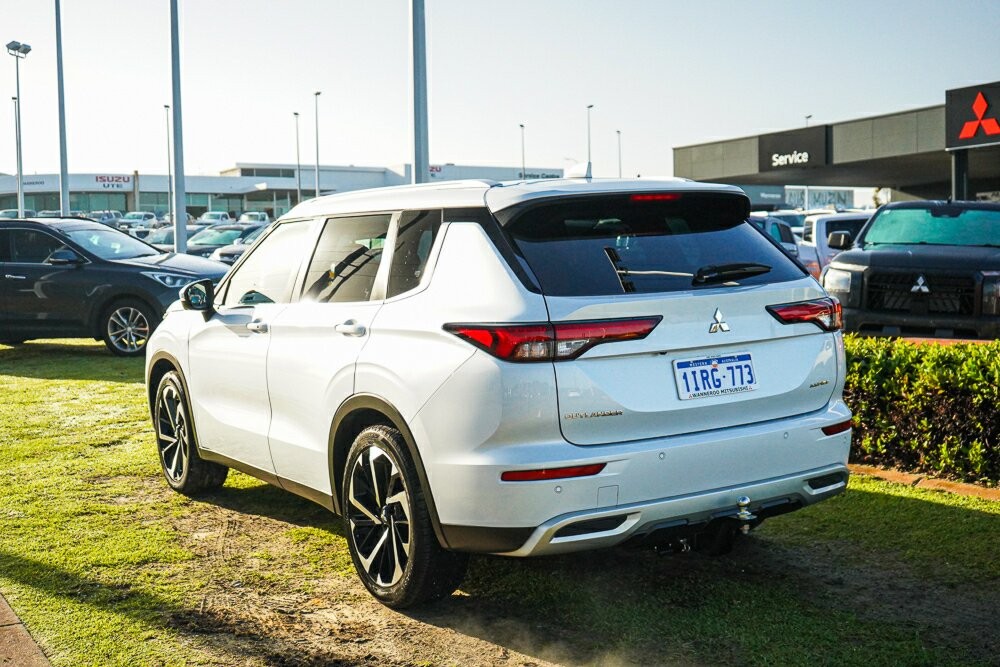 Mitsubishi Outlander image 4