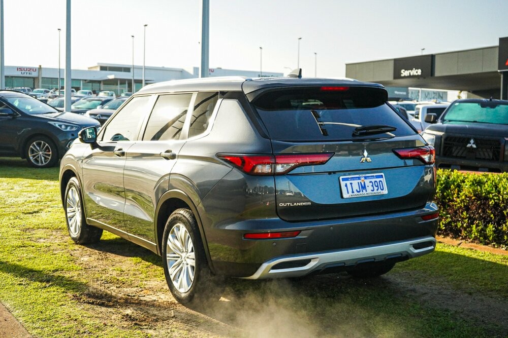 Mitsubishi Outlander image 3