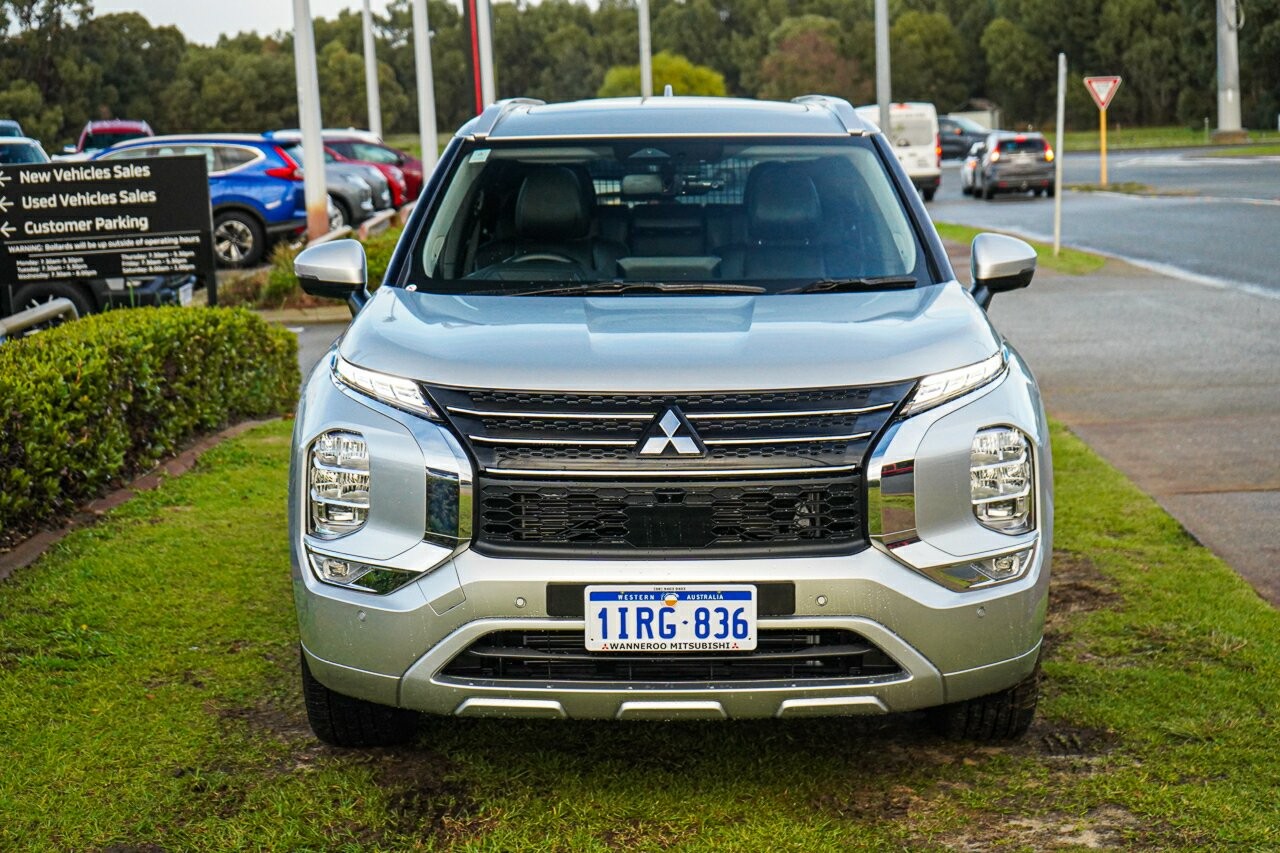 Mitsubishi Outlander image 2