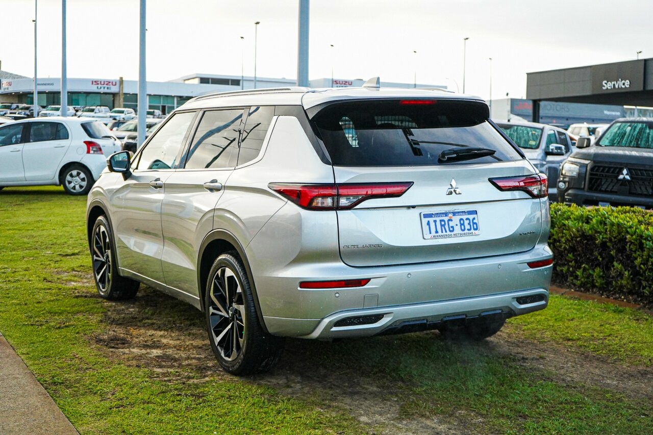 Mitsubishi Outlander image 4