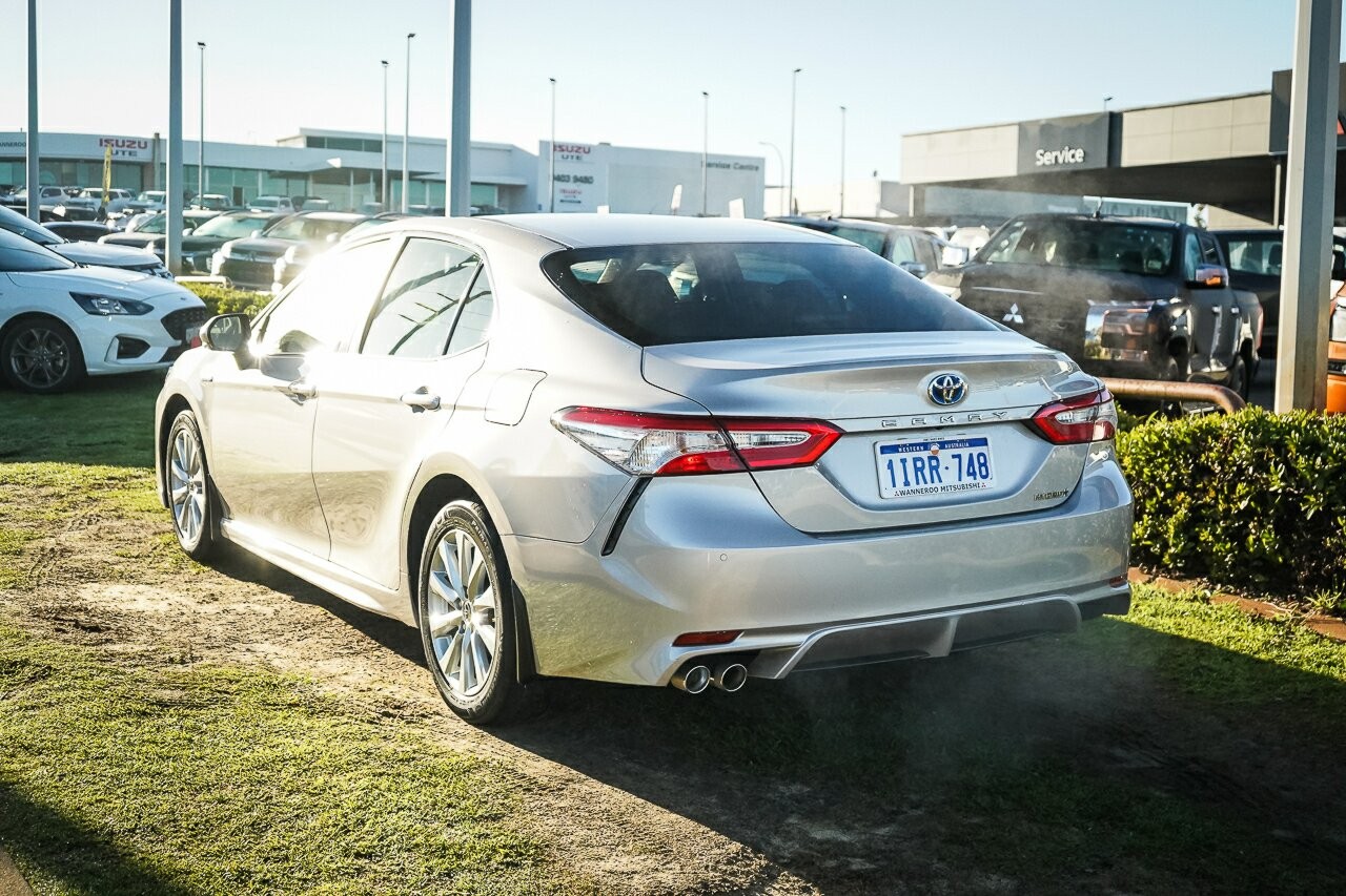 Toyota Camry image 4