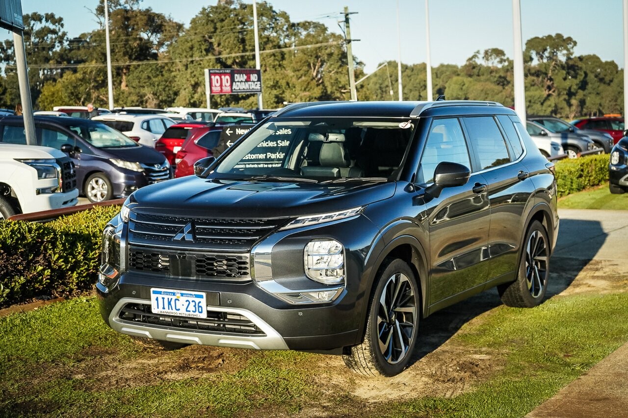 Mitsubishi Outlander image 2