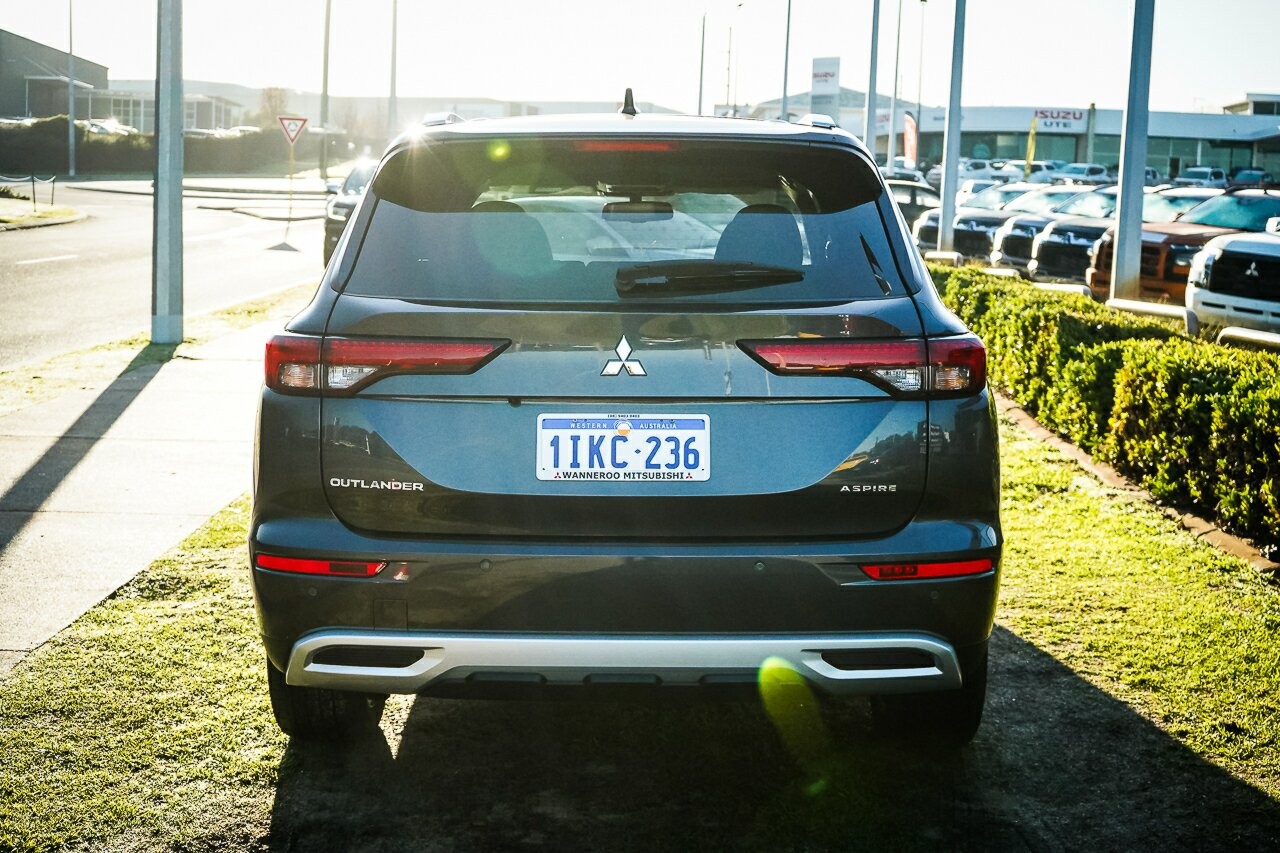 Mitsubishi Outlander image 4