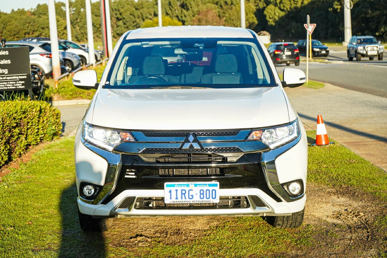 Mitsubishi Outlander image 2