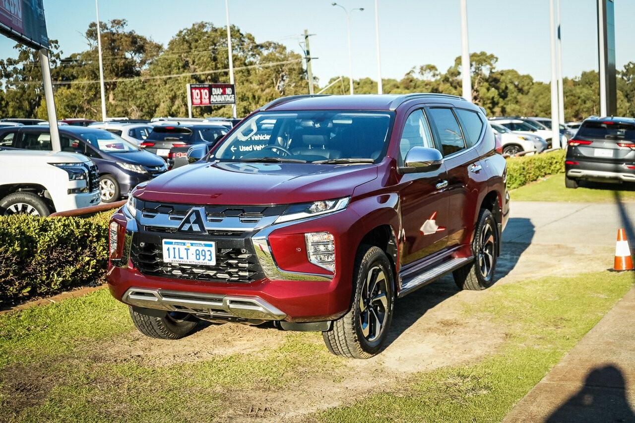Mitsubishi Pajero Sport image 2