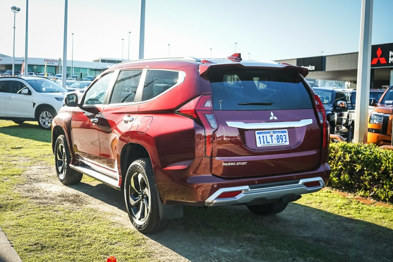 Mitsubishi Pajero Sport image 3