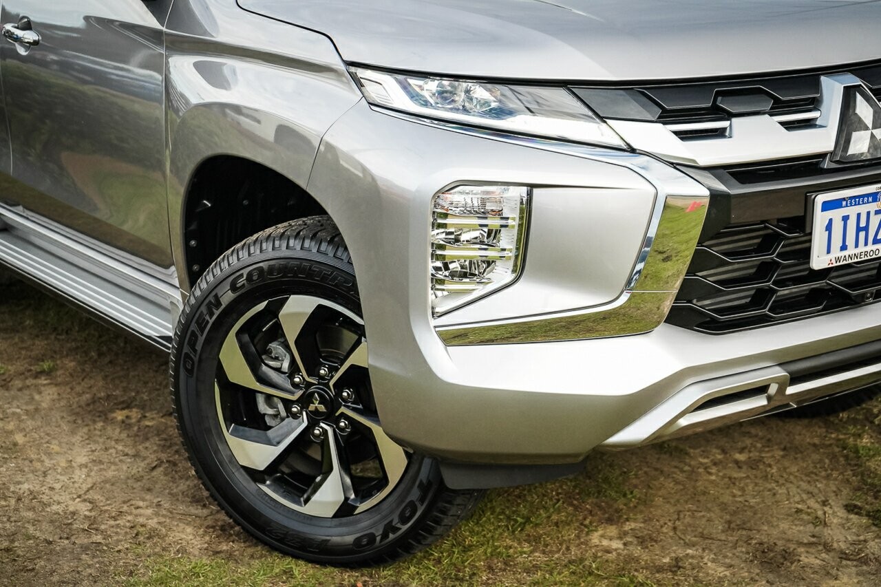 Mitsubishi Pajero Sport image 2