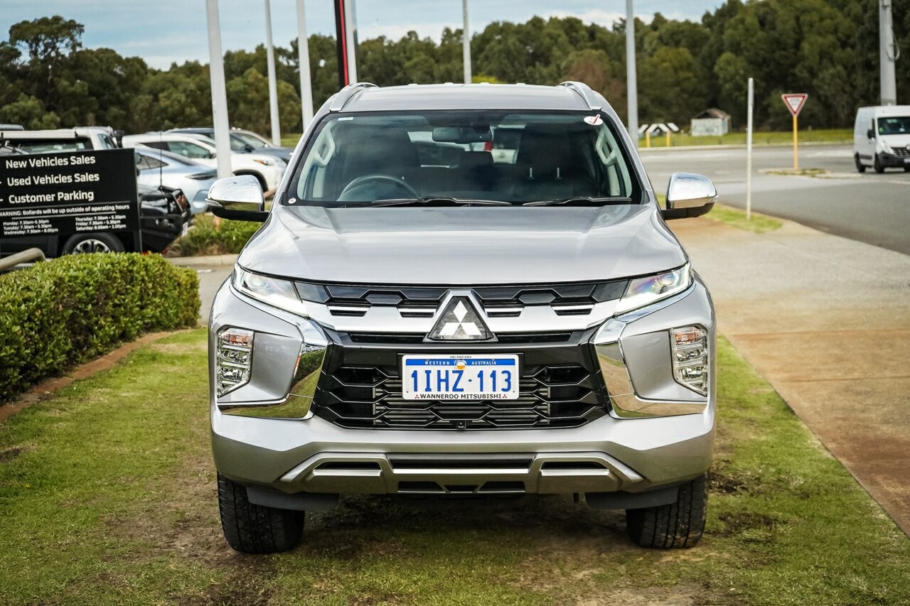 Mitsubishi Pajero Sport image 3