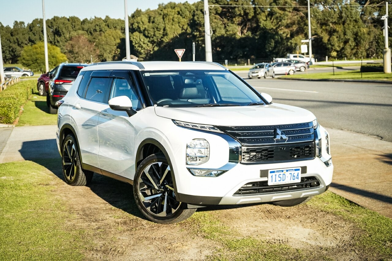 Mitsubishi Outlander image 1