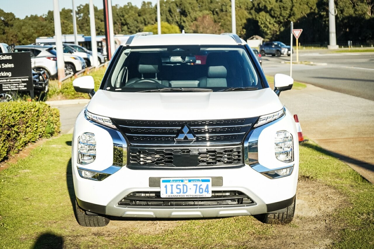 Mitsubishi Outlander image 2