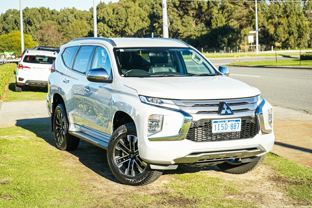 Mitsubishi Pajero Sport image 1