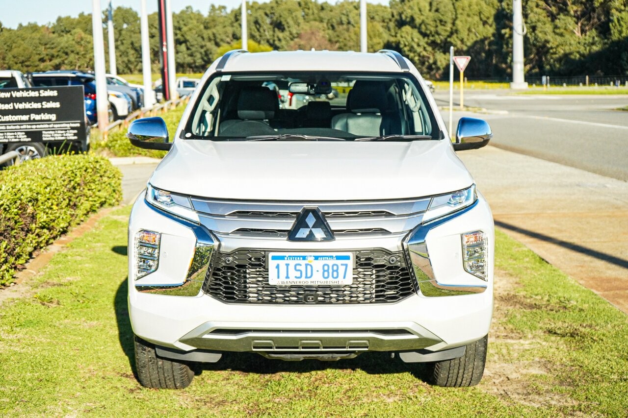 Mitsubishi Pajero Sport image 2