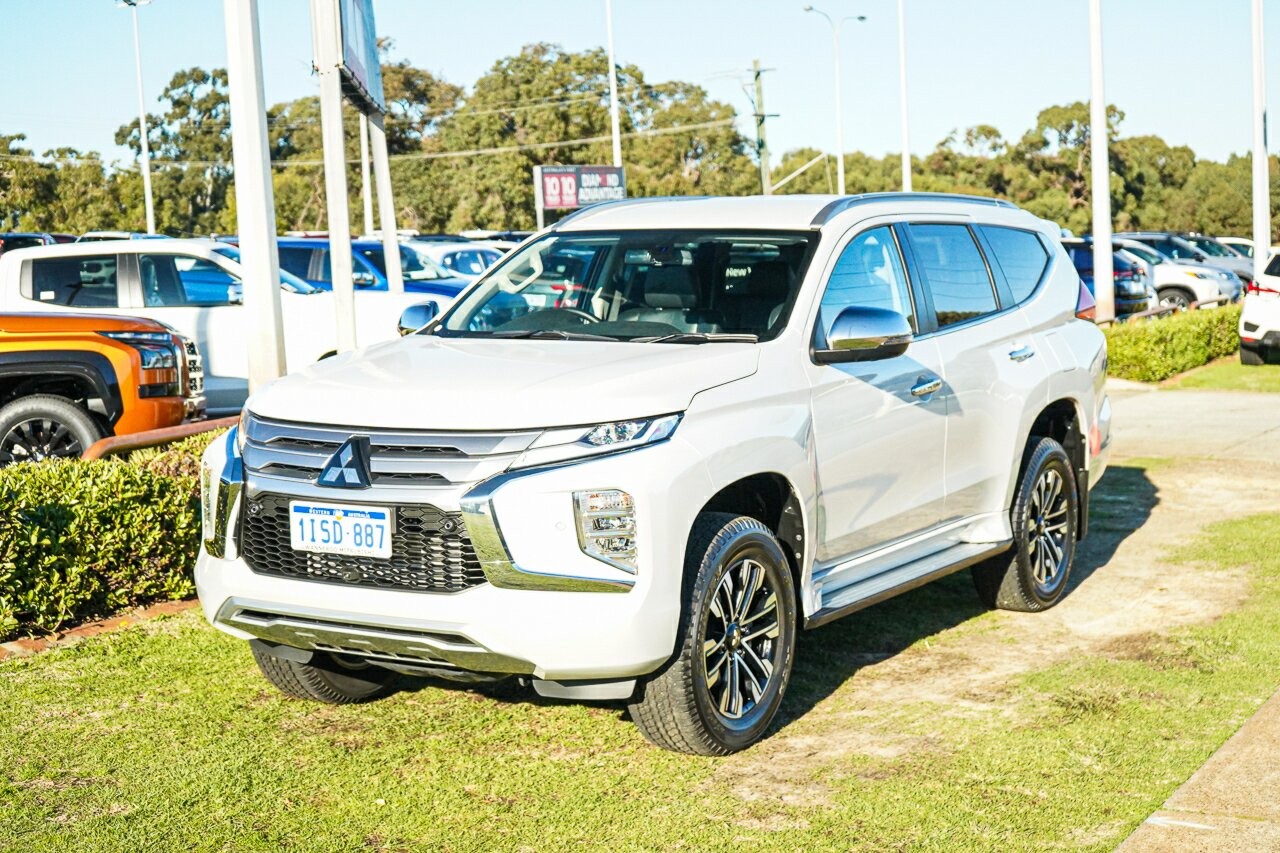 Mitsubishi Pajero Sport image 3