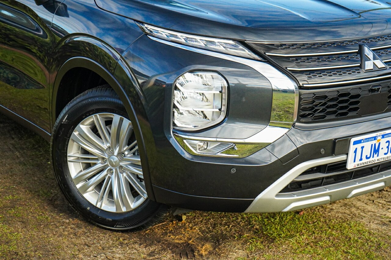 Mitsubishi Outlander image 2
