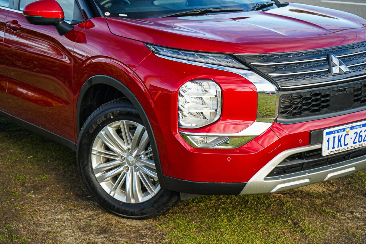 Mitsubishi Outlander image 2