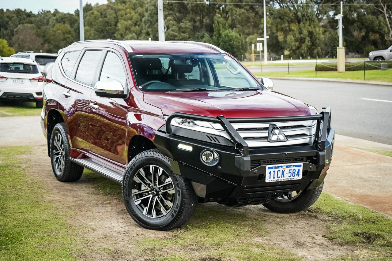 Mitsubishi Pajero Sport image 1