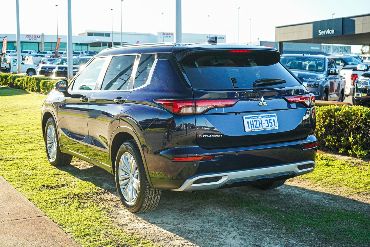 Mitsubishi Outlander image 3