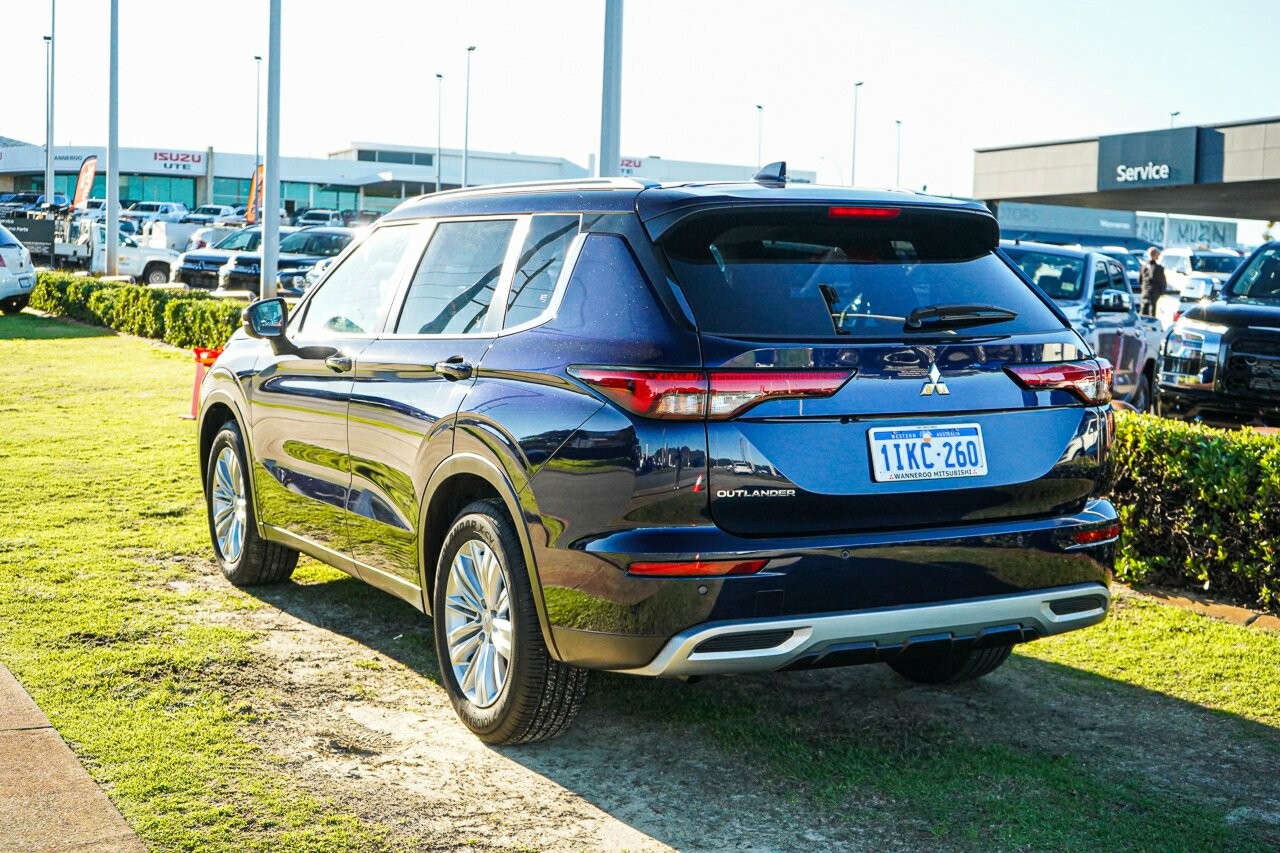 Mitsubishi Outlander image 3