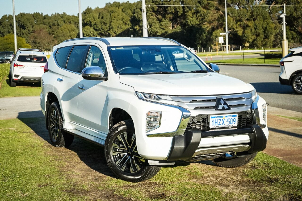 Mitsubishi Pajero Sport image 1